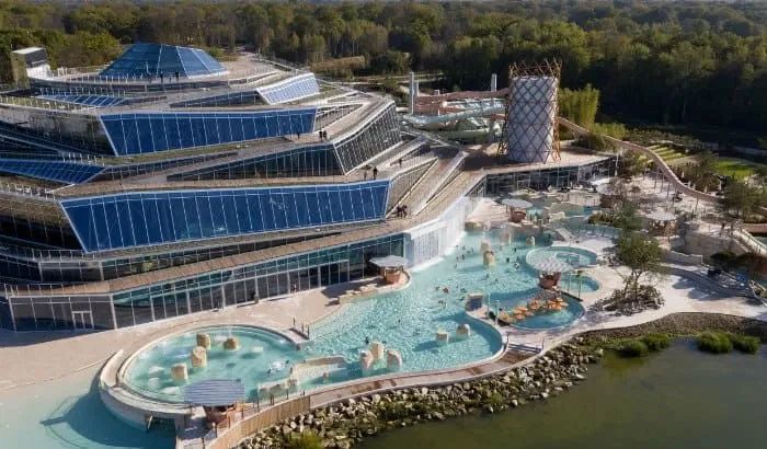 Vue en élévation du complexe aqua Mundo, avec les bassins extérieur en premier plan.