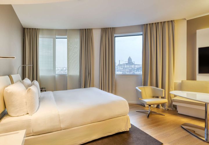 Vue d'une chambre suite avec vue sur la cathédrale de Bruxelles